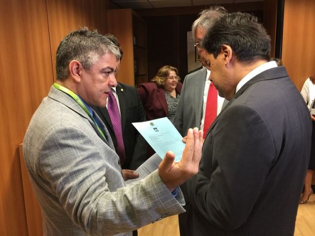 Dr. Fernando Ferry, entrega documento sobre a reestruturação do serviço oftalmológico do IBC ao ministro Mendonça Filho.